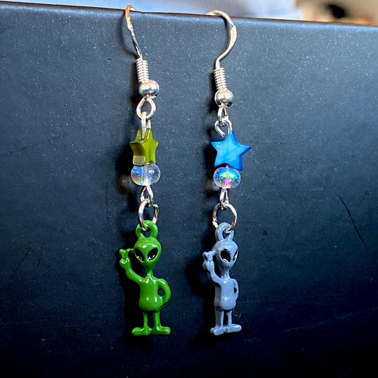 Skyfriend Earrings 👽